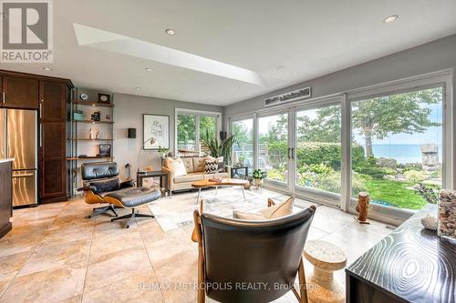 3094 Lakeview Avenue, Plympton-Wyoming, ON - Indoor Photo Showing Living Room