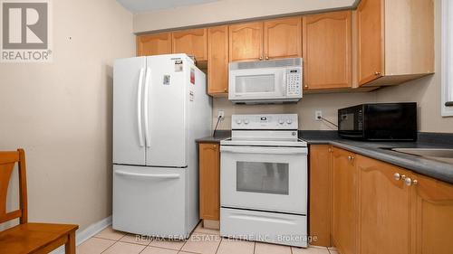 19 Dunlop Court, Brampton (Fletcher'S Meadow), ON - Indoor Photo Showing Kitchen