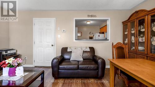 19 Dunlop Court, Brampton (Fletcher'S Meadow), ON - Indoor Photo Showing Living Room