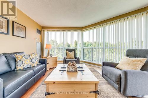 404 - 2177 Burnhamthorpe Road W, Mississauga, ON - Indoor Photo Showing Living Room