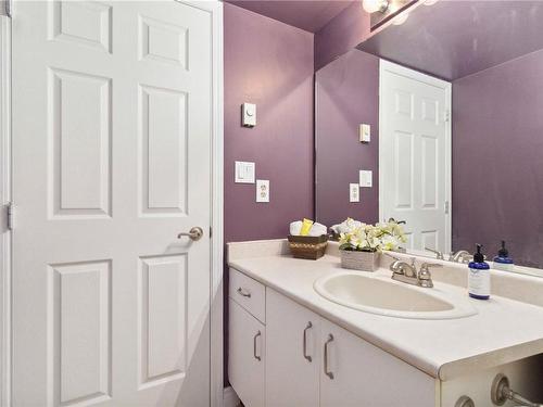 329-40 Gorge Rd West, Saanich, BC - Indoor Photo Showing Bathroom