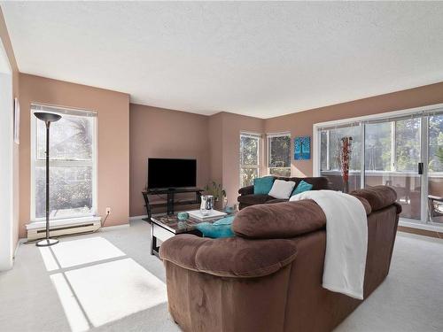 329-40 Gorge Rd West, Saanich, BC - Indoor Photo Showing Living Room