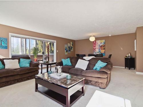 329-40 Gorge Rd West, Saanich, BC - Indoor Photo Showing Living Room