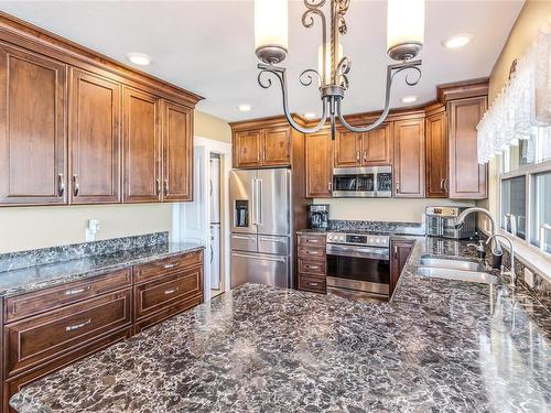 703-540 Stewart Ave, Nanaimo, BC - Indoor Photo Showing Kitchen With Double Sink