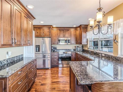 703-540 Stewart Ave, Nanaimo, BC - Indoor Photo Showing Kitchen With Double Sink With Upgraded Kitchen