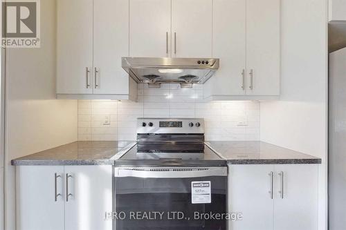 11 Porcelain Way, Whitby (Rolling Acres), ON - Indoor Photo Showing Kitchen With Upgraded Kitchen