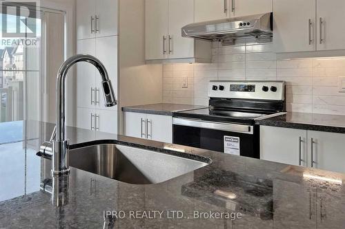 11 Porcelain Way, Whitby (Rolling Acres), ON - Indoor Photo Showing Kitchen With Upgraded Kitchen