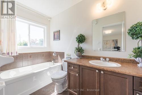 553 Carriage Lane, Peterborough, ON - Indoor Photo Showing Bathroom