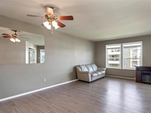 328-390 Island Hwy South, Campbell River, BC - Indoor Photo Showing Living Room