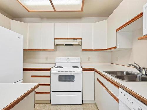 328-390 Island Hwy South, Campbell River, BC - Indoor Photo Showing Kitchen With Double Sink