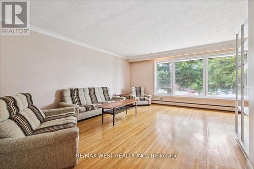 3027 Weston Road, Toronto (Humberlea-Pelmo Park), ON - Indoor Photo Showing Living Room