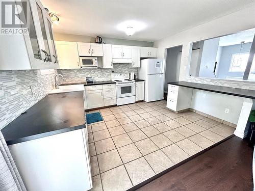 264 Murray Drive, Tumbler Ridge, BC - Indoor Photo Showing Kitchen