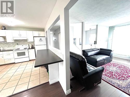 264 Murray Drive, Tumbler Ridge, BC - Indoor Photo Showing Kitchen