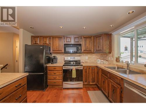 2444 14 Street, Vernon, BC - Indoor Photo Showing Kitchen With Double Sink