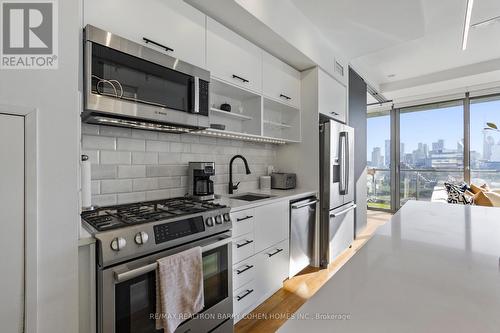 Ph9 - 32 Trolley Crescent, Toronto (Moss Park), ON - Indoor Photo Showing Kitchen With Upgraded Kitchen