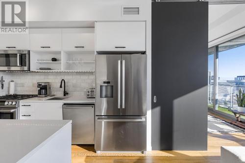 Ph9 - 32 Trolley Crescent, Toronto (Moss Park), ON - Indoor Photo Showing Kitchen With Upgraded Kitchen