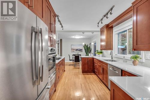 608 Leslie Avenue, Saskatoon, SK - Indoor Photo Showing Kitchen With Upgraded Kitchen