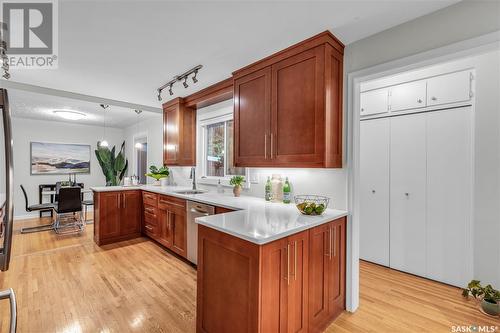 608 Leslie Avenue, Saskatoon, SK - Indoor Photo Showing Kitchen