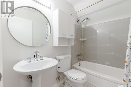 608 Leslie Avenue, Saskatoon, SK - Indoor Photo Showing Bathroom