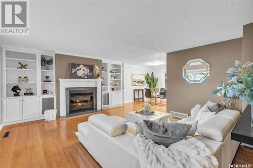 608 Leslie Avenue, Saskatoon, SK - Indoor Photo Showing Living Room With Fireplace