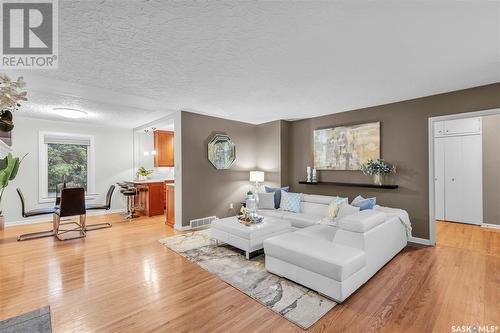 608 Leslie Avenue, Saskatoon, SK - Indoor Photo Showing Living Room