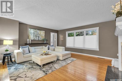 608 Leslie Avenue, Saskatoon, SK - Indoor Photo Showing Living Room