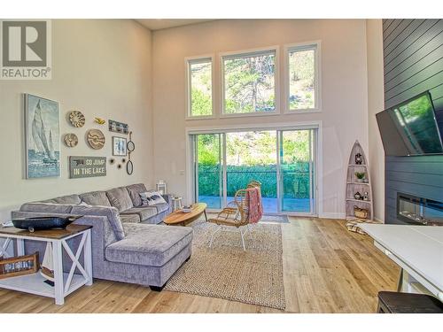 7250 Fintry Delta Road, Fintry, BC - Indoor Photo Showing Living Room