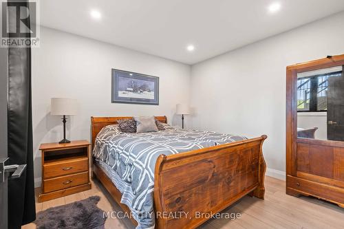 585437 County Rd  17, Melancthon, ON - Indoor Photo Showing Bedroom