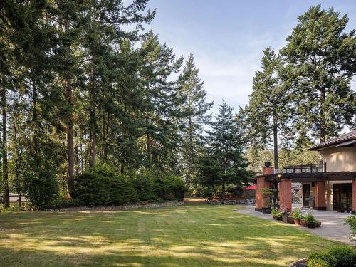 2495 Shannon Pl, Saanich, BC 