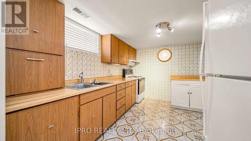 30 Windermere Court, Brampton (Northwood Park), ON - Indoor Photo Showing Kitchen With Double Sink