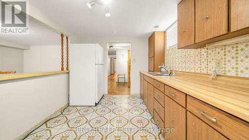 30 Windermere Court, Brampton, ON - Indoor Photo Showing Kitchen With Double Sink