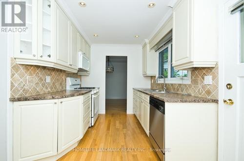 33 Sir Brandiles Place, Markham (Markham Village), ON - Indoor Photo Showing Kitchen