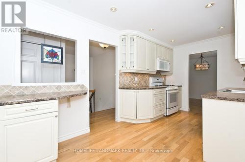 33 Sir Brandiles Place, Markham (Markham Village), ON - Indoor Photo Showing Kitchen