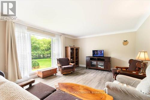 2148 Cromarty Drive, Thames Centre, ON - Indoor Photo Showing Living Room