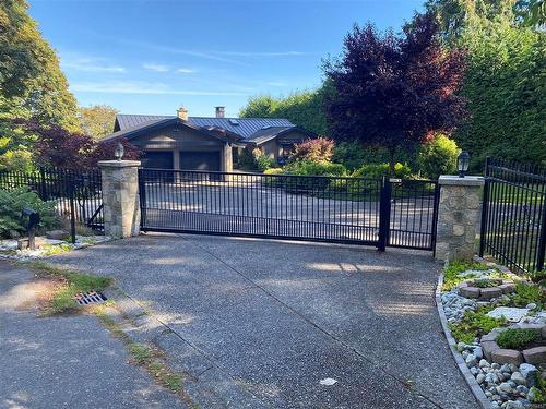 2220 Arbutus Rd, Saanich, BC 