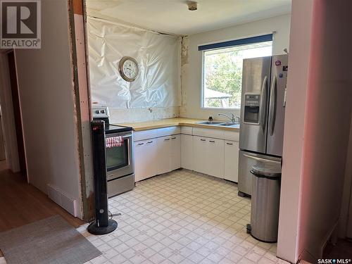 638 Aberdeen Crescent, Regina, SK - Indoor Photo Showing Kitchen With Double Sink