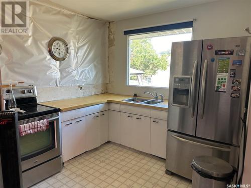 638 Aberdeen Crescent, Regina, SK - Indoor Photo Showing Kitchen With Double Sink