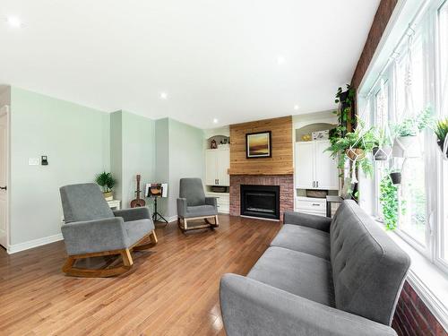 Salon - 18 Rue Ravel, Saint-Jean-Sur-Richelieu, QC - Indoor Photo Showing Living Room With Fireplace