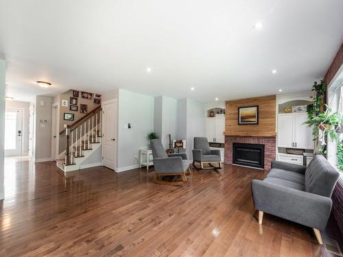 Salon - 18 Rue Ravel, Saint-Jean-Sur-Richelieu, QC - Indoor Photo Showing Living Room With Fireplace