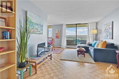 515 St Laurent Boulevard Unit#1408, Ottawa, ON - Indoor Photo Showing Living Room