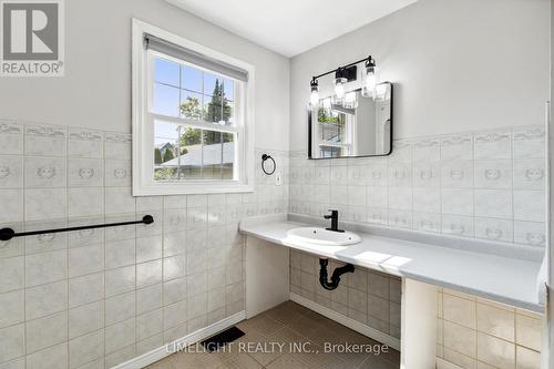 143 Mamelon Street, London, ON - Indoor Photo Showing Bathroom