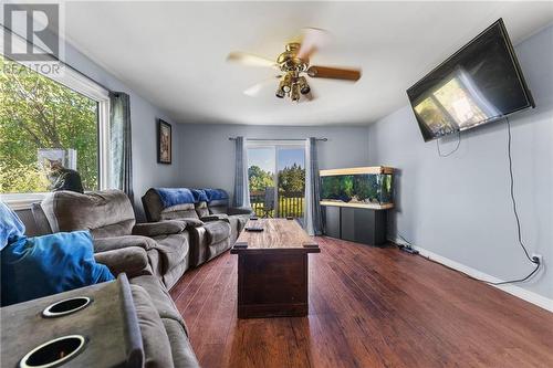 215 June Street, Renfrew, ON - Indoor Photo Showing Living Room