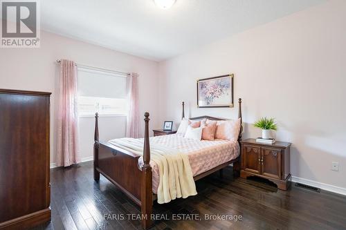 8 Orleans Avenue, Barrie (Innis-Shore), ON - Indoor Photo Showing Bedroom