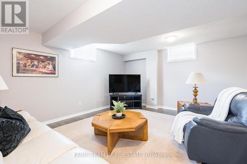 8 Orleans Avenue, Barrie (Innis-Shore), ON - Indoor Photo Showing Living Room