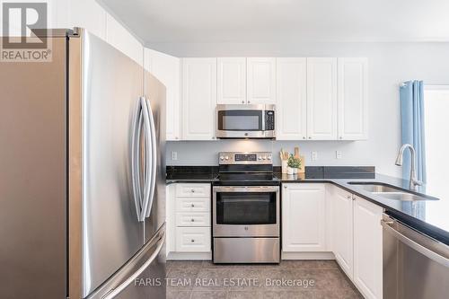 8 Orleans Avenue, Barrie (Innis-Shore), ON - Indoor Photo Showing Kitchen With Upgraded Kitchen