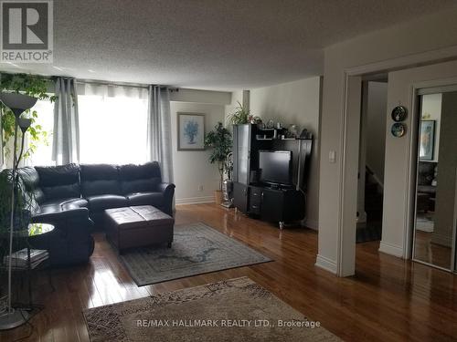 30 Merton Road, Brampton (Brampton North), ON - Indoor Photo Showing Living Room