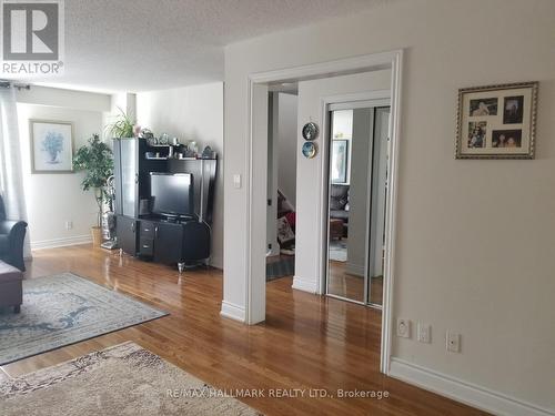 30 Merton Road, Brampton (Brampton North), ON - Indoor Photo Showing Living Room