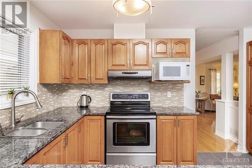 274 Deercroft Avenue, Ottawa, ON - Indoor Photo Showing Kitchen With Double Sink