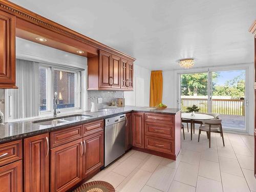 Kitchen - 353 Av. Glengarry, Mont-Royal, QC - Indoor Photo Showing Kitchen With Double Sink