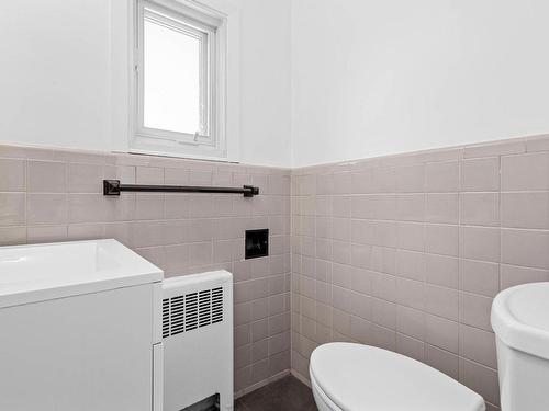 Powder room - 353 Av. Glengarry, Mont-Royal, QC - Indoor Photo Showing Bathroom